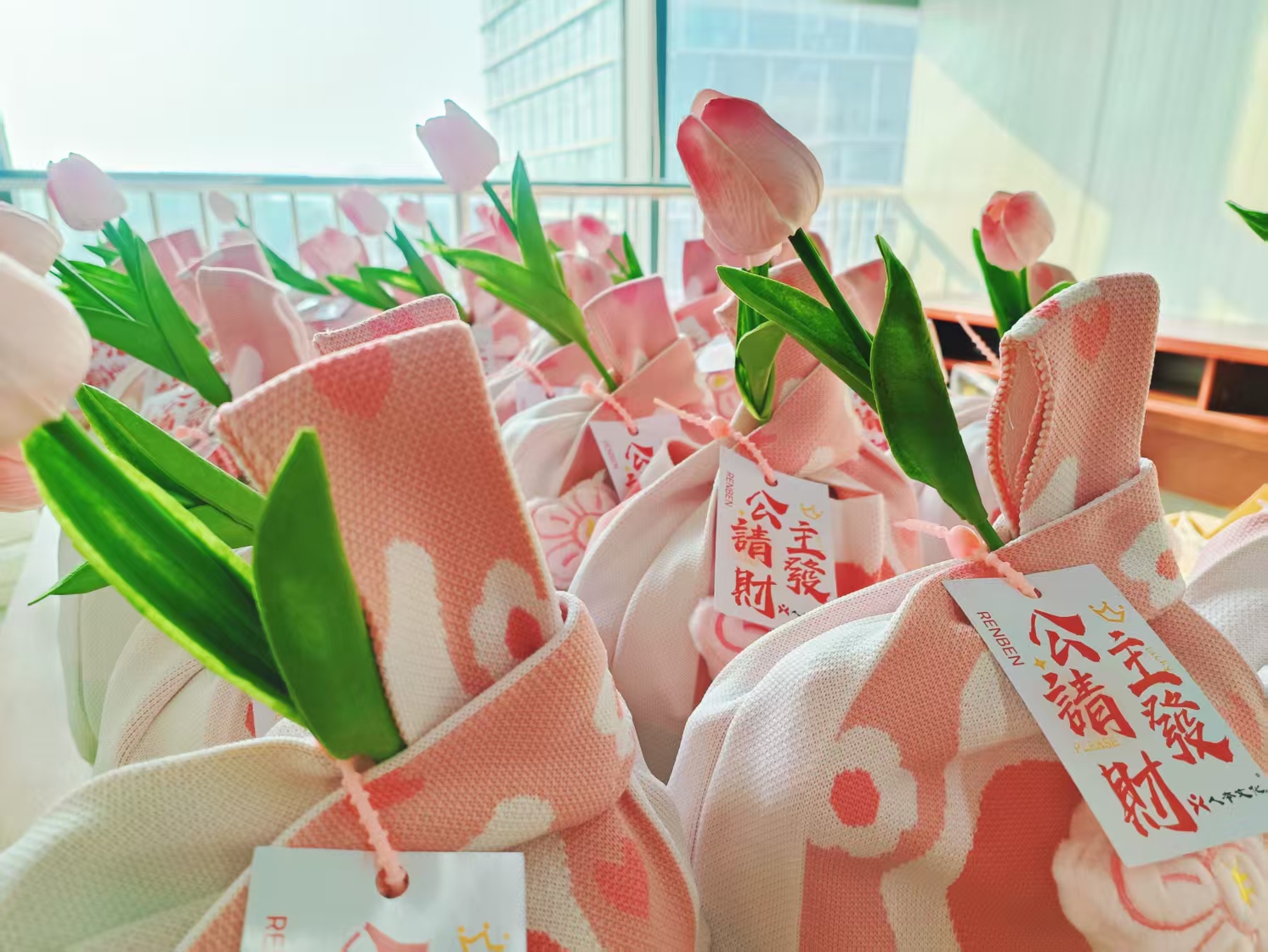 三月綻芳菲，致敬“她”風(fēng)采——人本文化為女員工發(fā)放女神節(jié)禮品